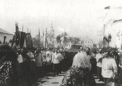Изнесение мощей святого Серафима во время Всероссийского церковного торжества 19 июля 1903 года 