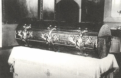 Дубовая колода,в которой помещался кипарисовый гроб с цельбоносными останками святого Серафима 
